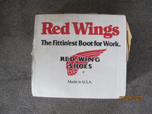 Red wing pull brown - wing, on